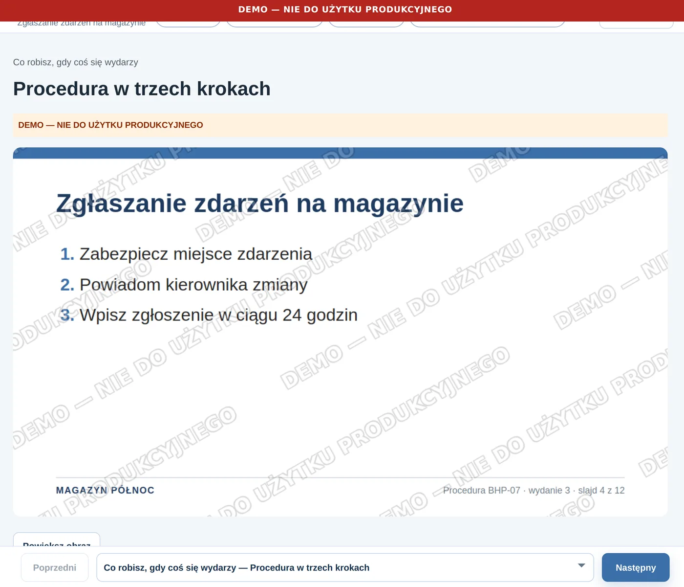 Ekran kursu: slajd „Zgłaszanie zdarzeń na magazynie” z trzema krokami, znak wodny wersji demo, pod slajdem transkrypcja nagrania.